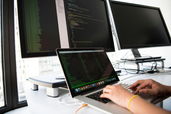 烏魯木齊形象設計化妝培訓與美甲化妝培訓學校推薦，烏魯木齊新東方技工學校:化妝培訓